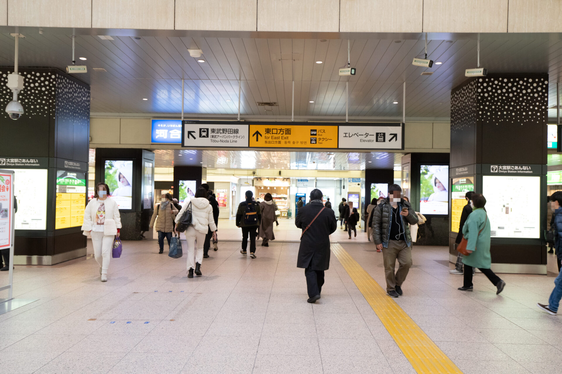 階段を降り、「東口（北）」から地上に出ます。