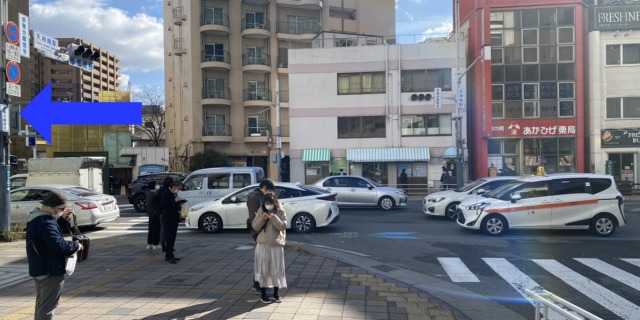 福岡地下鉄天神南駅の5番出口を出た先にある交差点