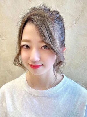 うなじをきれいに見せるヘアアレンジ2(正面）